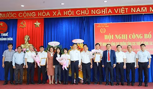 Lễ công bố các quyết định về công tác cán bộ tại Cục Thuế tỉnh Khánh Hòa. Ảnh: CP.