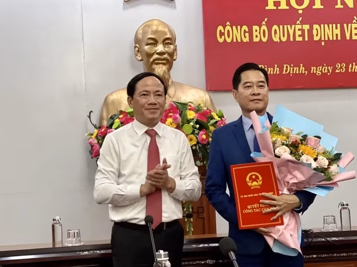 Tân Giám đốc Sở Tài chính tỉnh Bình Định Nguyễn Thành Hải (phải). Ảnh: VTC News.
