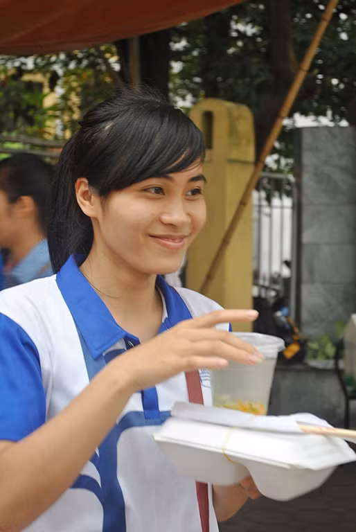 Niềm vui của các sinh viên khi mua cơm chay 5000 đồng