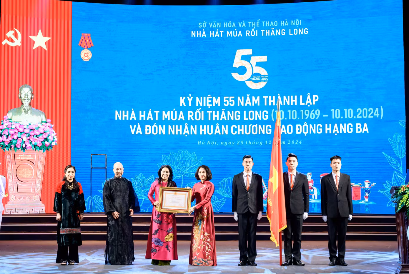Phó Chủ tịch UBND TP. Hà Nội Vũ Thu Hà trao Huân chương Lao động hạng Ba cho ban lãnh đạo Nhà hát Múa rối Thăng Long.
