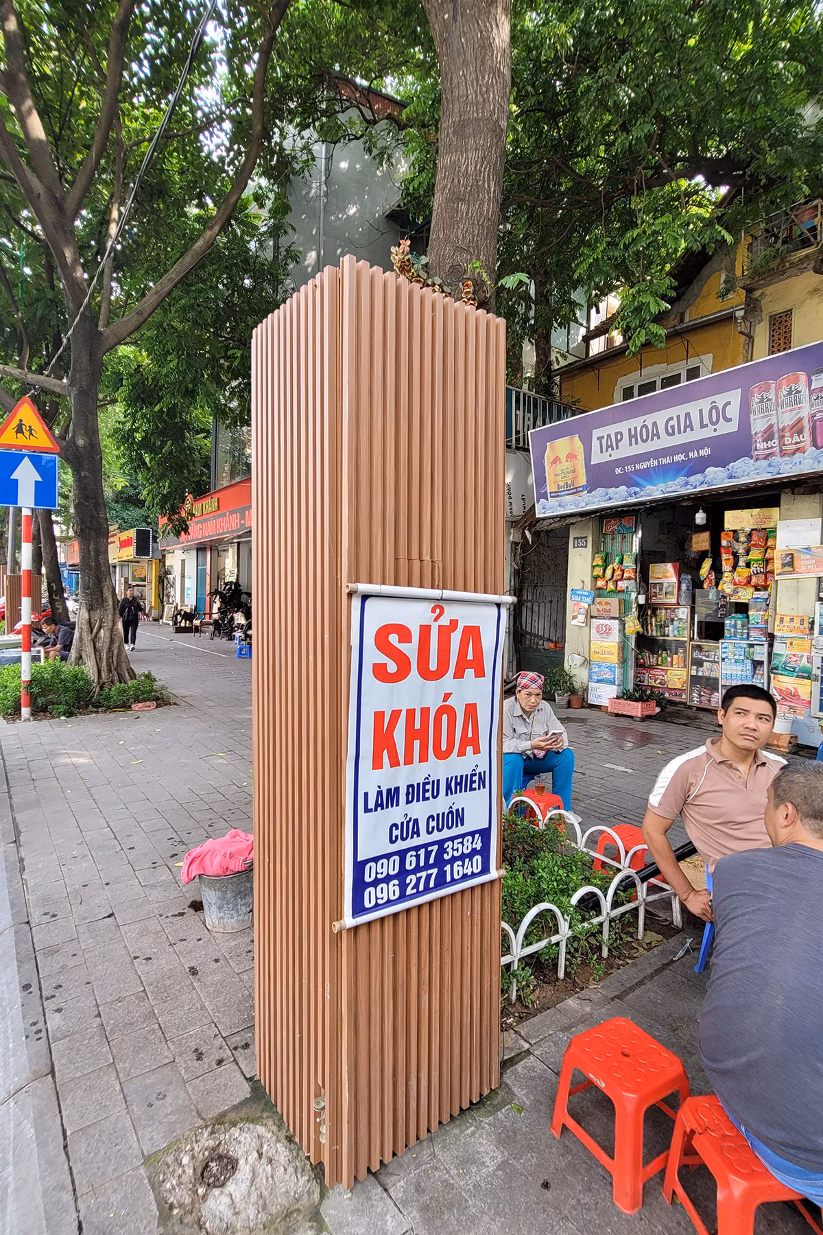 Ngay sau khi đưa vào thử nghiệm, nhiều trụ điện này đã bị tận dụng làm nơi treo biển quảng cáo.