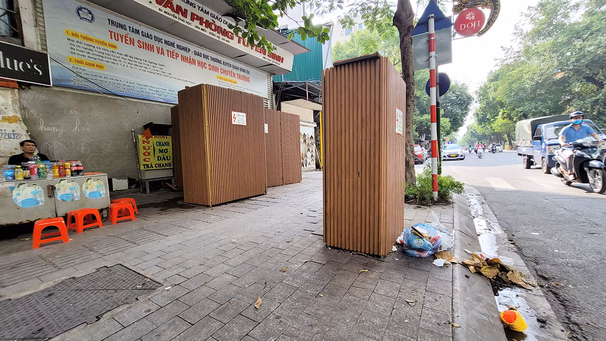 Trở thành nơi che chắn để kinh doanh trái phép trên vỉa hè của một bộ phận người dân.