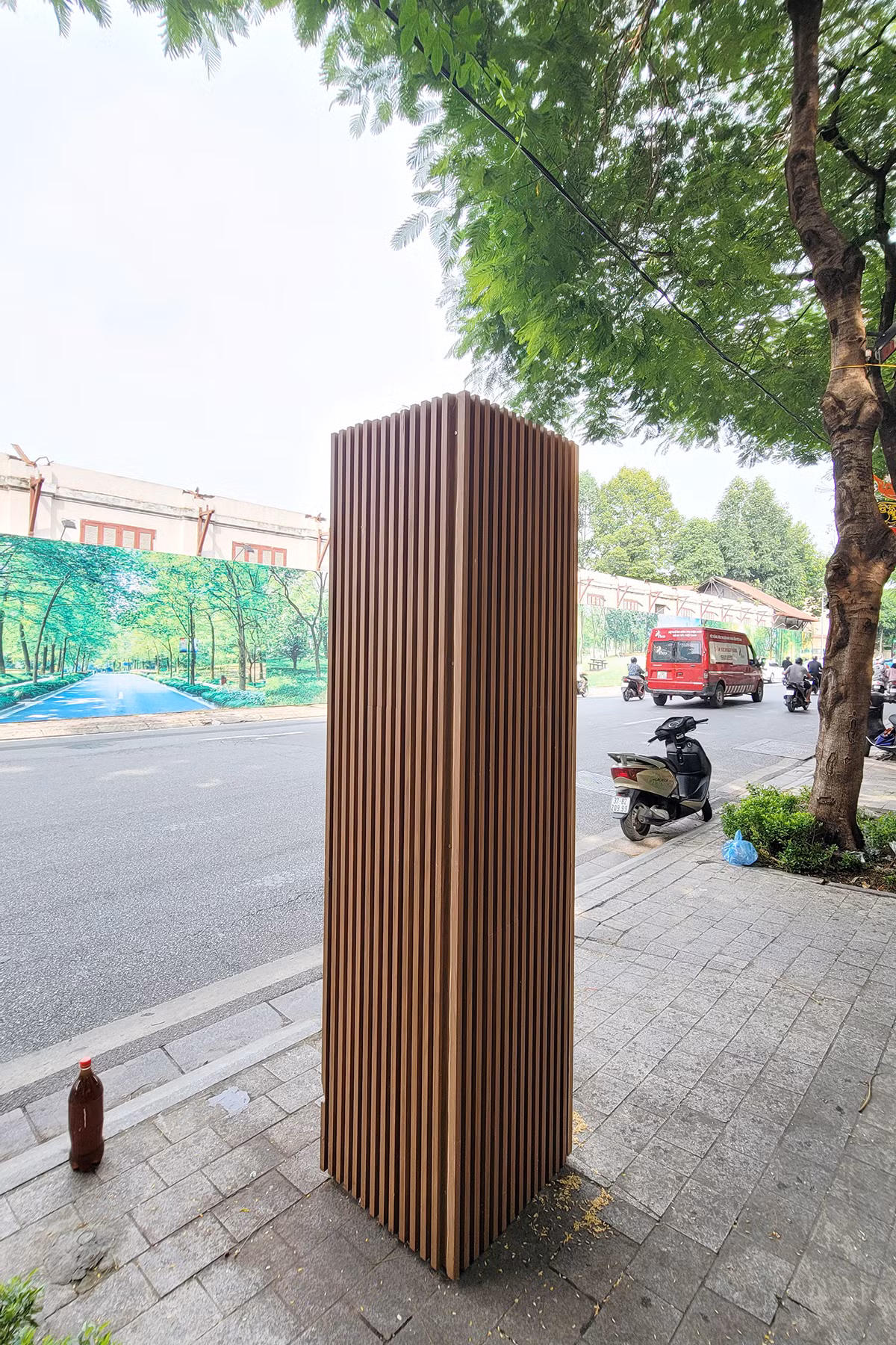 Tất cả các bốt điện được bọc bởi một vật liệu nhựa giả gỗ với khung kim loại hình hộp bên trong.