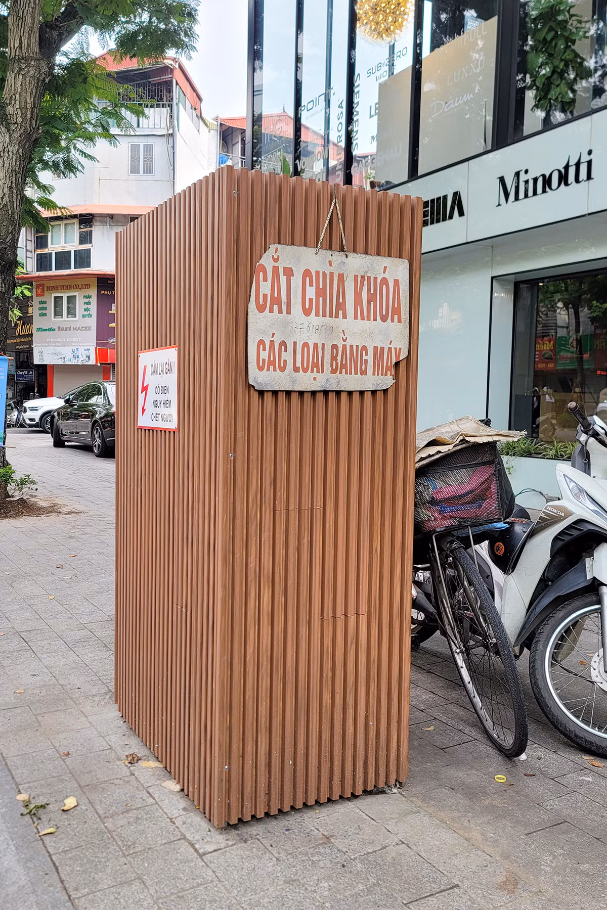 Ngay sau khi đưa vào thử nghiệm, nhiều trụ điện này đã bị tận dụng làm nơi treo biển quảng cáo.