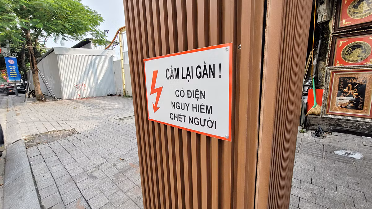 Tất cả các bốt điện sau khi được mặc "giáp" đều gắn biển cảnh báo nguy hiểm.