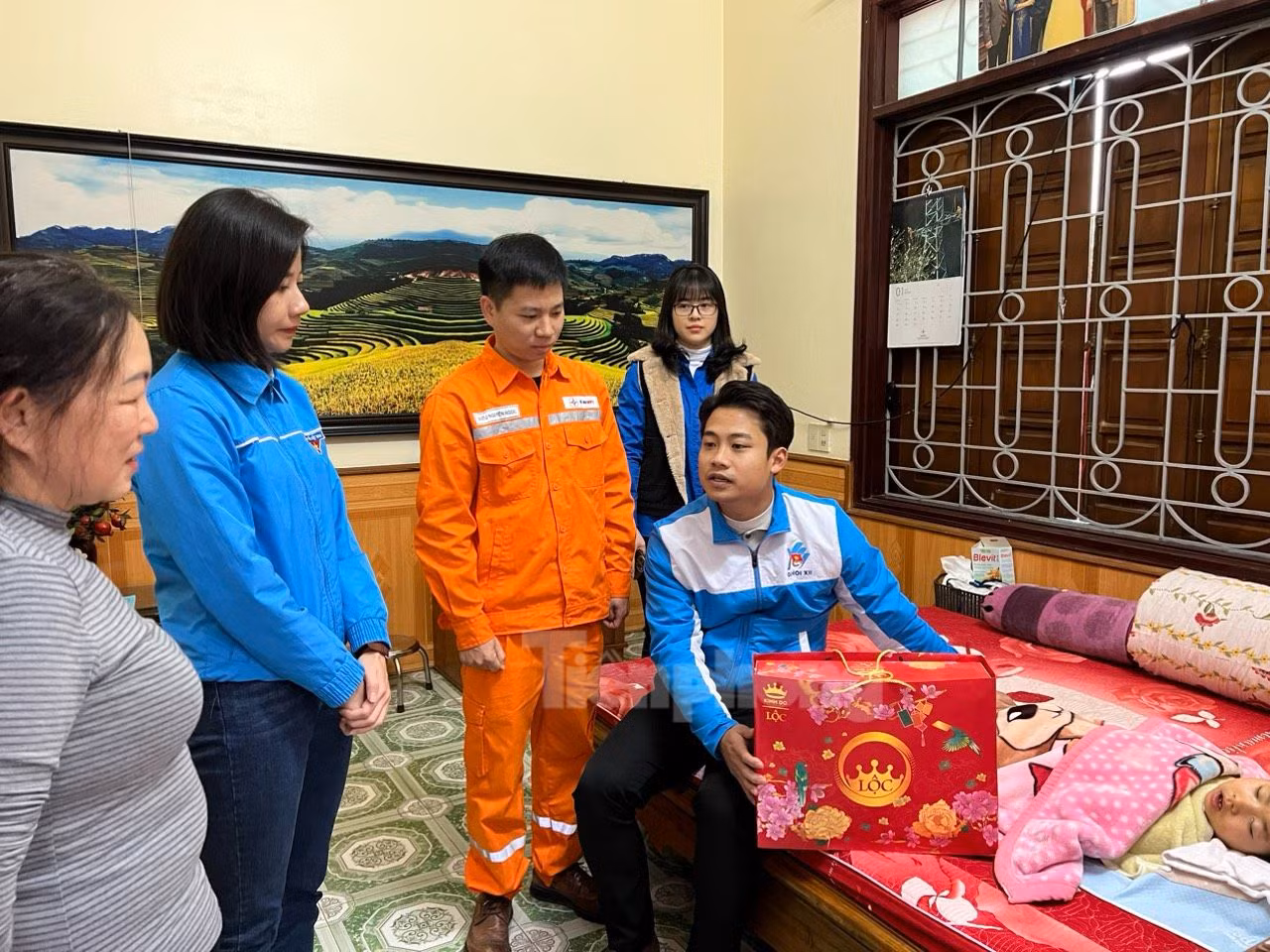 Dịp này, Tỉnh Đoàn Yên Bái tổ chức thăm và tặng quà gia đình thanh niên công nhân có hoàn cảnh khó khăn trên địa bàn tỉnh.
