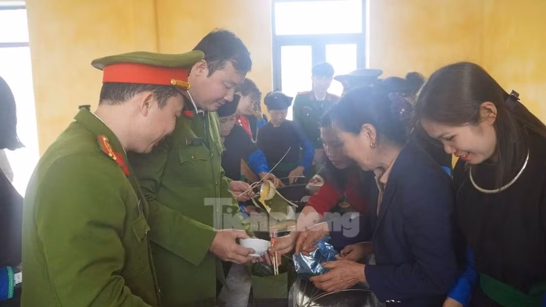 Tại xã An Thịnh, Đoàn thanh niên Công an huyện Văn Yên đã gói bánh chưng và trao 40 suất quà, mỗi suất gồm nhu yếu phẩm và tiền mặt, trị giá 500.000đ/suất cho 40 hộ nghèo, hộ cận nghèo của thôn Làng Lớn.