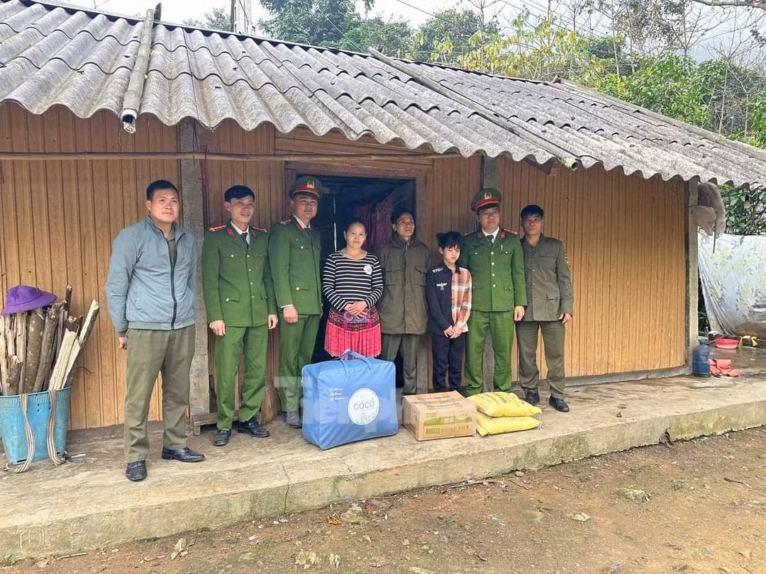 Tại xã Lâm Giang, Yên Phú, Đoàn thanh niên phối hợp cùng Hội Liên hiệp phụ nữ trao quà cho các gia đình có hoàn cảnh khó khăn.