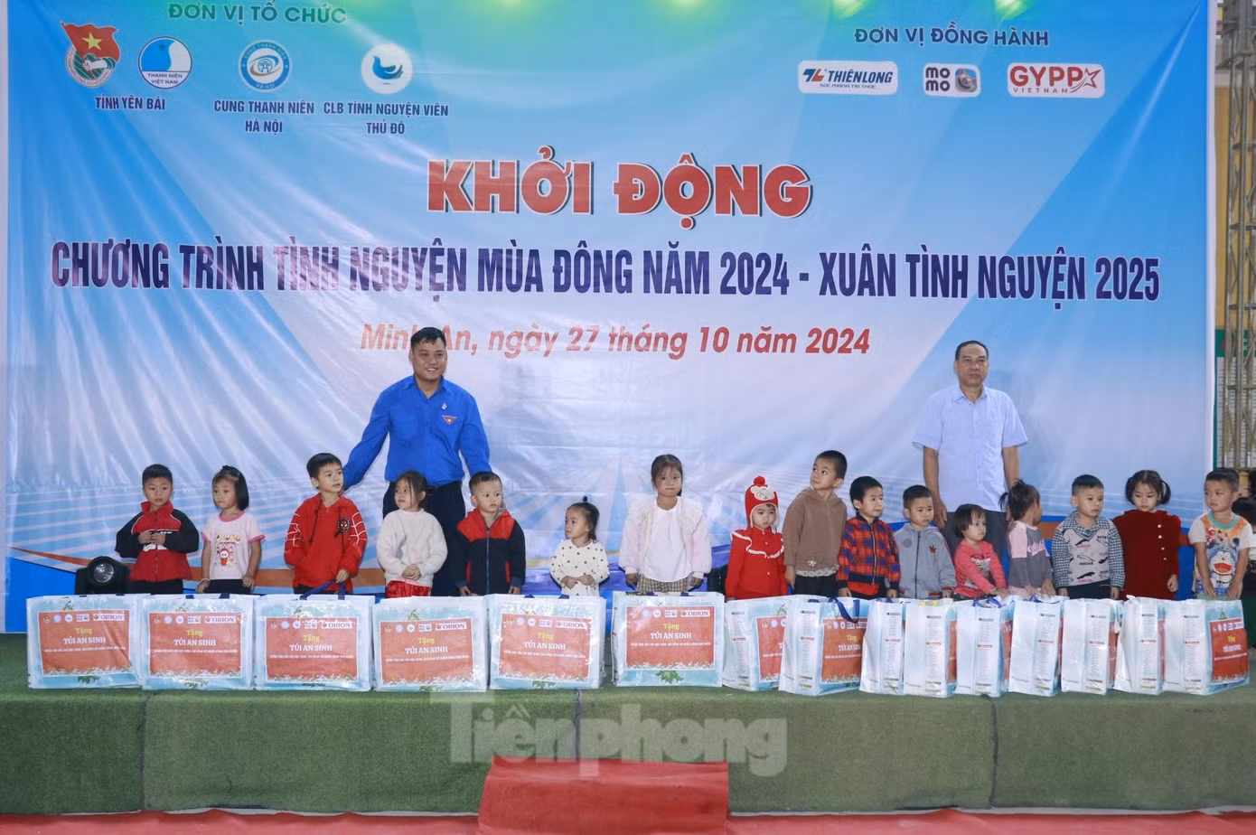 Ngoài ra, trao hỗ trợ xây dựng công trình "Sân chơi cho em”; trao 100 suất quà, mỗi suất trị giá 500 nghìn đồng cho học sinh Trường Tiểu học Minh An, Trường THCS Minh An, huyện Văn Chấn...