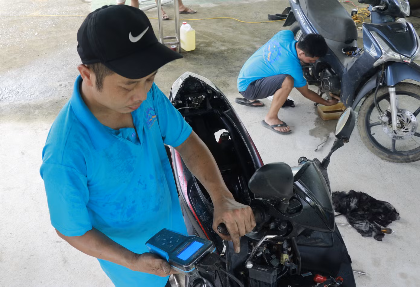 Cũng trong sáng nay, trên địa bàn thành phố Yên Bái, nhiều đội sửa xe tại các huyện, thị trong tỉnh, các tỉnh thành lân cận cũng đã đến hỗ trợ giúp người dân sửa xe miễn phí.