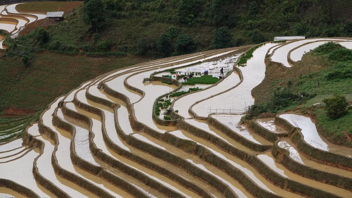 Tuy nhiên, việc khám phá ruộng bậc thang mùa nước đổ rất khó khăn do đường đi lại hẹp, độ dốc cao, nên phương thức di chuyển tối ưu nhất là thuê xe ôm lên trên các cung đường để ngắm cảnh nếu du khách không phải tay lái cứng.