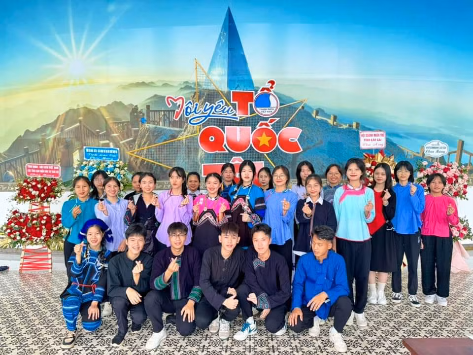 Chụp ảnh lưu niệm tại khu vực trưng bày và tham gia một số hoạt động Hội LHTN Việt Nam tỉnh Lào Cai tổ chức.