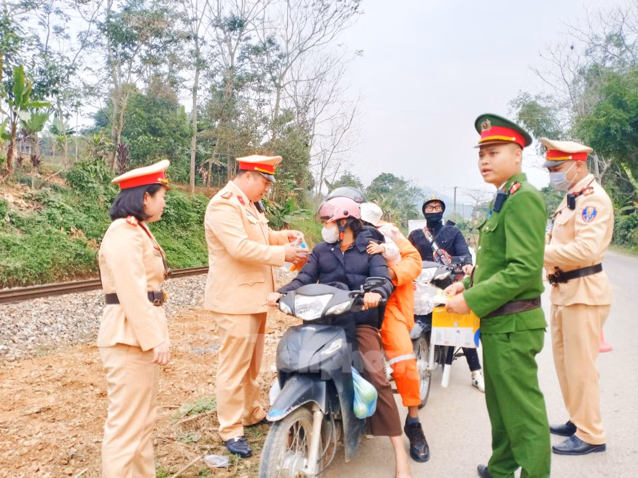 Phối hợp cùng Đội Cảnh sát Giao thông trật tự Công an huyện tặng mũ bảo hiểm, xăng, nước uống, đồ ăn nhẹ...hỗ trợ người dân về quê ăn Tết.