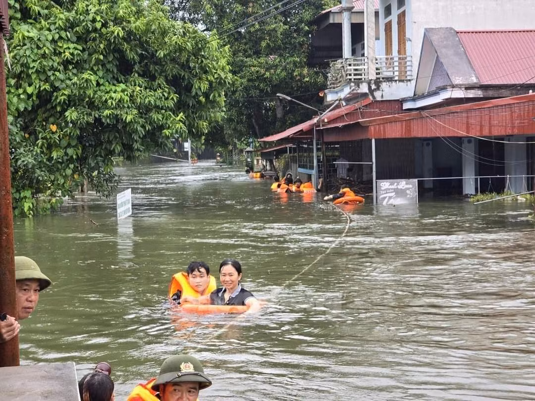 Tích cực cứu trợ bà con ở vùng ngập lụt, thiên tai. Ảnh: Viết Hà.