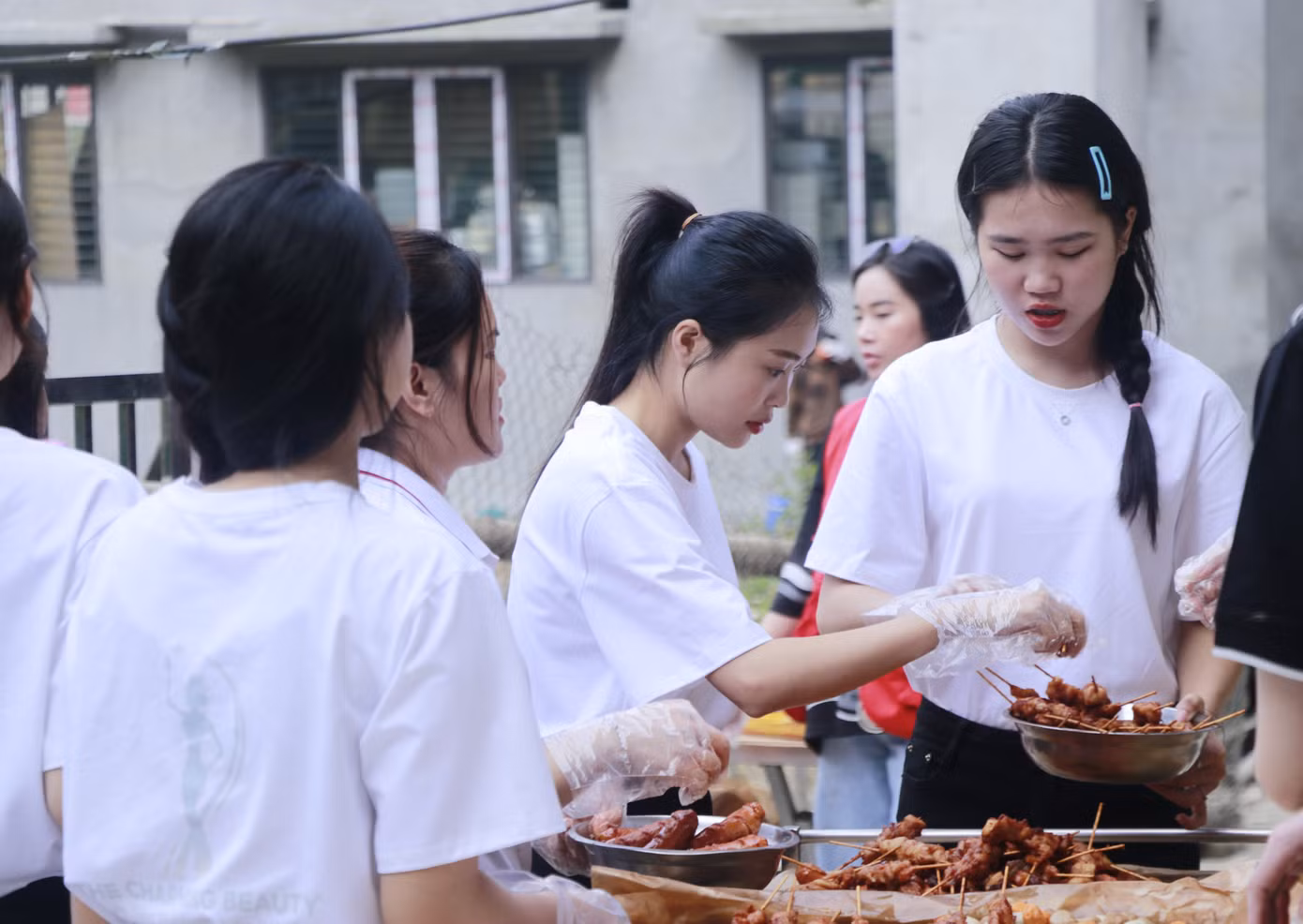 Tại đây, các thí sinh tích cực tham gia cùng đoàn thiện nguyện chuẩn bị 650 suất ăn cho các em học sinh đến từ các điểm Trường mầm non Hoa Mai và trường PT Dân tộc bán trú TH&amp;THCS Phình Hồ.