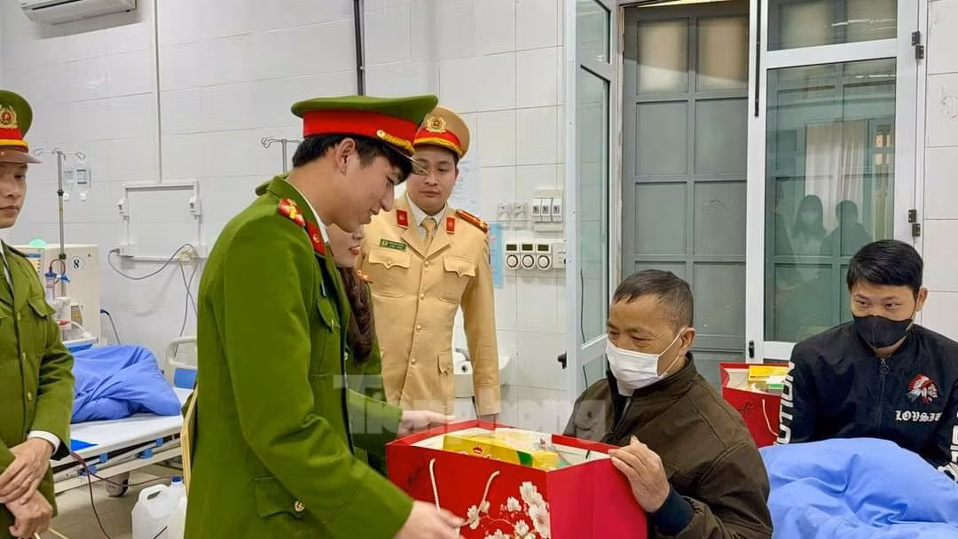 Trao đổi với Tiền Phong, Thượng úy Đặng Ngọc Dương - Phó Đội trưởng Đội Cảnh sát quản lý hành chính về trật tự xã hội, Bí thư đoàn thanh niên Công an huyện Văn Yên cho biết, với mong muốn "Mọi nhà đều có Tết", trong những ngày qua, thực hiện sự chỉ đạo của lãnh đạo Công an huyện, Đoàn thanh niên Công an huyện đã thực hiện nhiều chương trình, hoạt động thiết thực, ý nghĩa trên địa bàn.