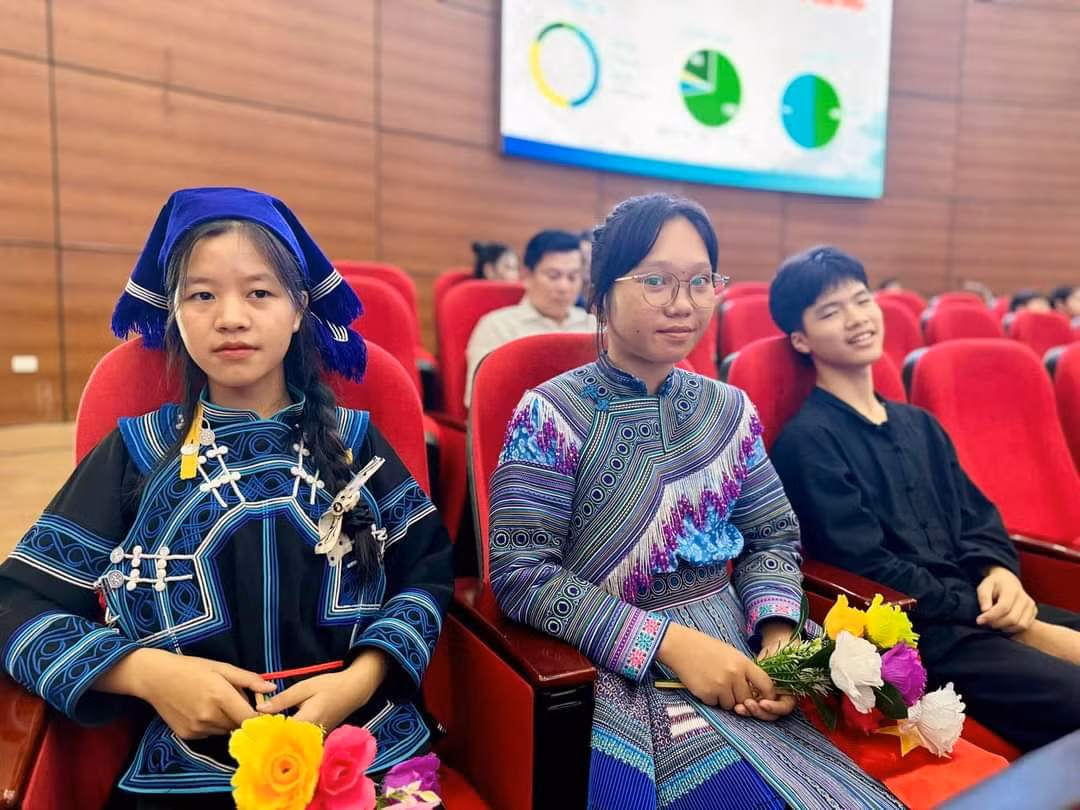 Đại biểu lớn tuổi nhất là 47 tuổi, đại biểu nhỏ tuổi nhất là 16 tuổi.