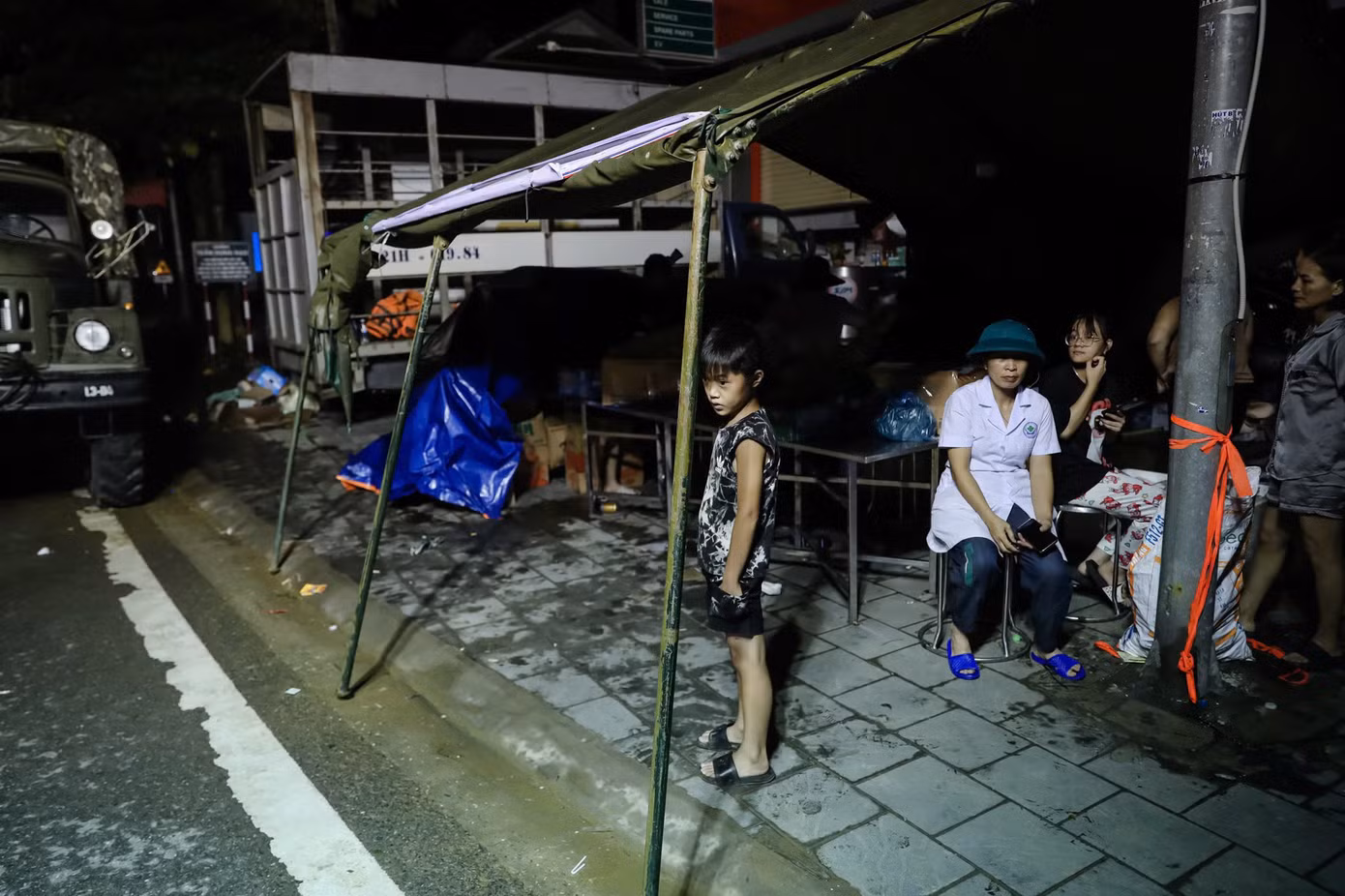 Điểm tiếp nhận đồ cứu trợ và Sở chỉ huy trực chiến của lực lượng chức năng.