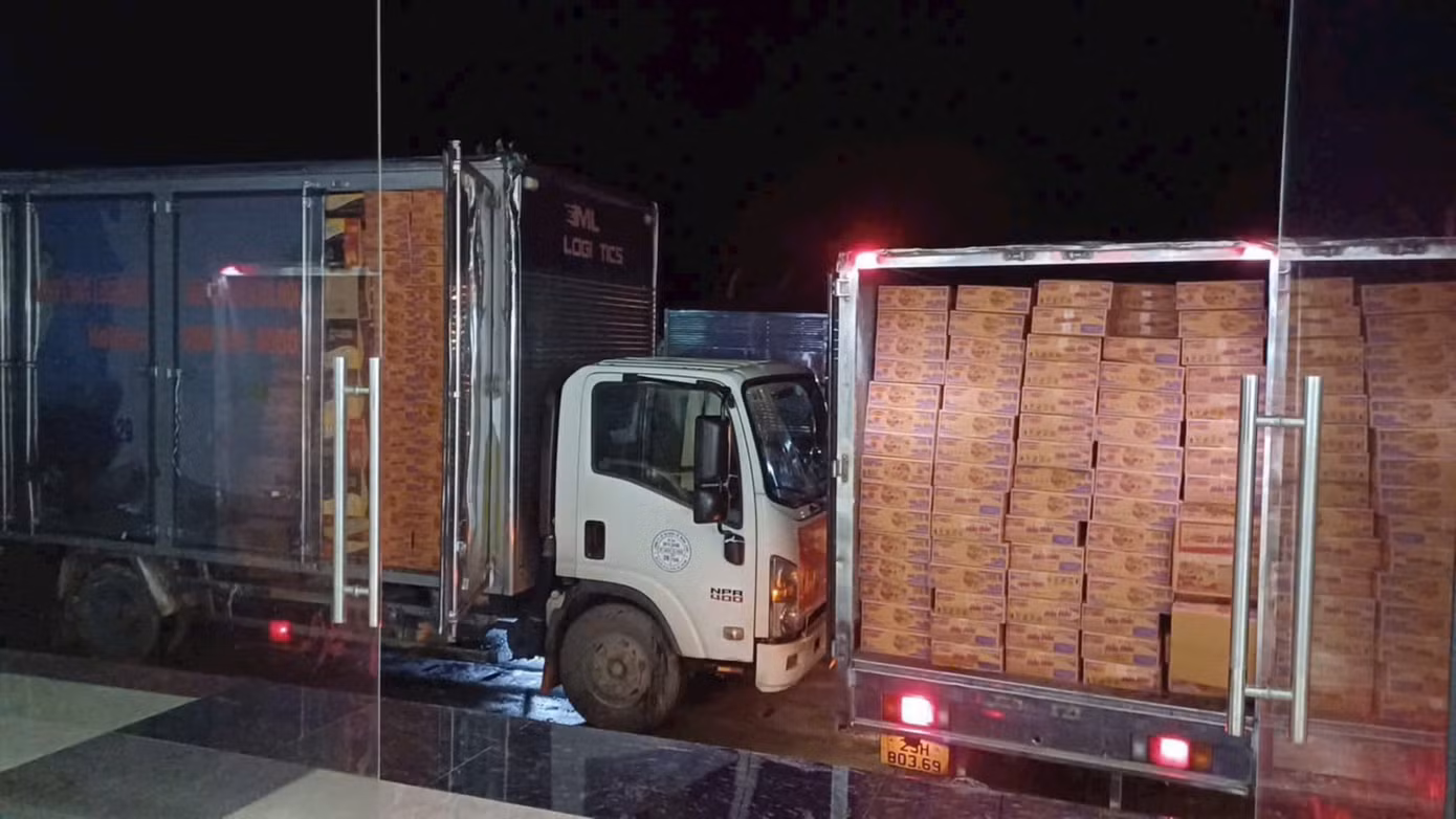 Rất nhiều đoàn xe từ các địa phương đến cứu trợ người dân Yên Bái.