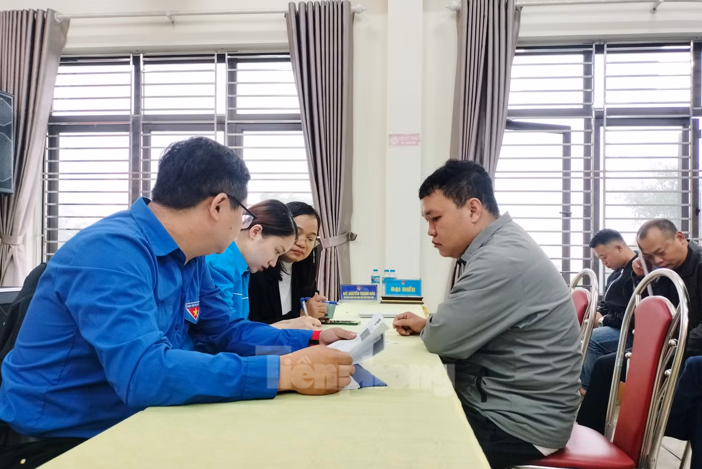 Ban tổ chức trao 200 suất quà bằng tiền mặt, mỗi suất 5 triệu đồng.