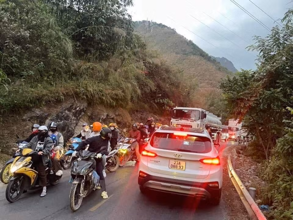 Nhiều du khách phải lên tiếng than thở vì tình trạng chen chúc trong việc di chuyển còn hơn cảnh tắc đường tại các thành phố lớn.