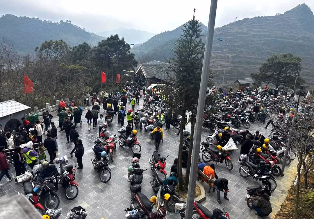 Đại diện Công viên Địa chất Cao nguyên đá Đồng Văn cho biết các khách sạn, homestay trên địa bàn gần như kín phòng. Riêng 13/2, thống kê sơ bộ cho thấy có khoảng 300.000 du khách ghé thăm các điểm tham quan trong công viên địa chất.