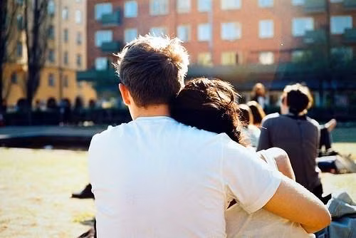 Giống như hai trái tim gắn kết cùng nhịp đập, nắm tay là một cách thể hiện sự nâng đỡ nhau, dù có đau khổ, khó khăn đến nhường nào cũng không bao giờ rời xa.