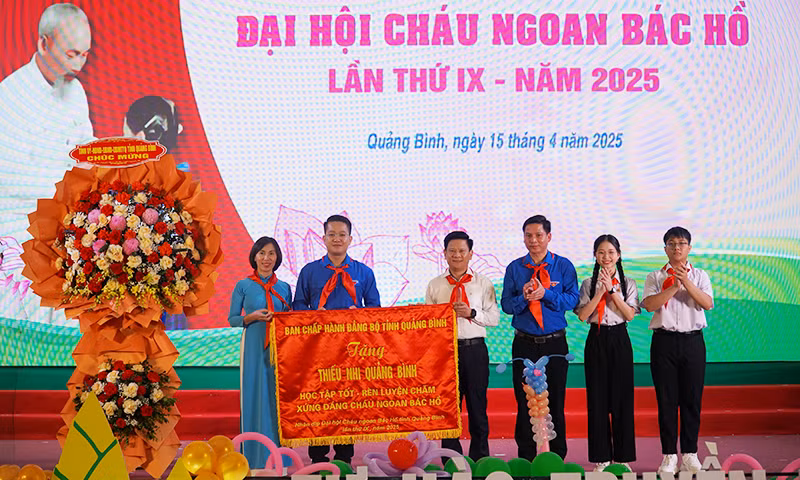 Lãnh đạo tỉnh Quảng Bình tặng bức trướng chúc mừng đại hội.