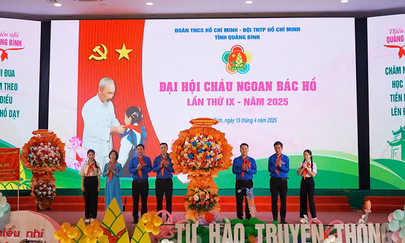 Hội Đồng Đội Trung ương tặng hoa chúc mừng đại hội.