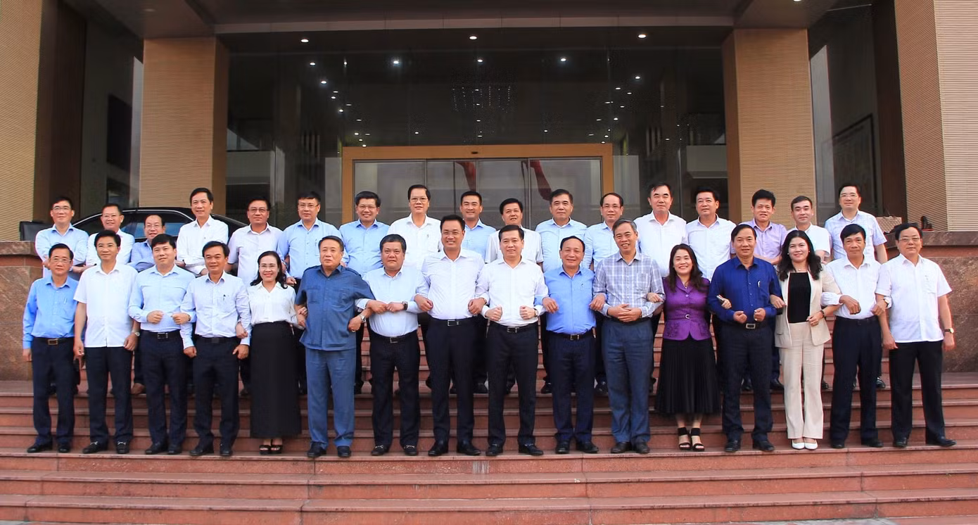 Lãnh đạo 2 tỉnh Quảng Bình và Quảng Trị khoác tay thể hiện đoàn kết sau cuộc họp bàn về sáp nhập 2 tỉnh.