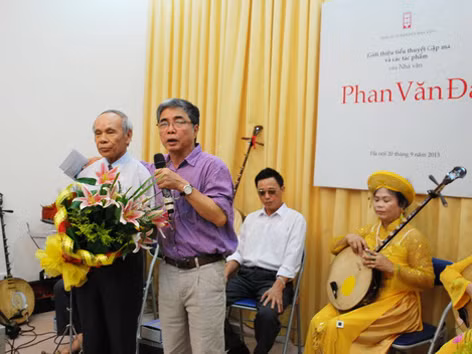 Tác giả Phan Văn Đà (trái) và nhà văn Trung Trung Đỉnh