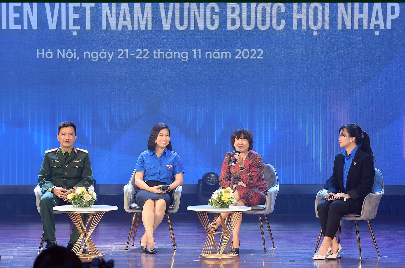 Các khách mời giao lưu chia sẻ về những câu chuyện xoay quanh Đề án tiếng Anh. Từ trái sang phải: Anh Trần Hải Đường - thí sinh giải khuyến khích Cuộc thi Olympic tiếng Anh dành cho cán bộ trẻ năm 2020; chị Trịnh Thị Mai Phương - Quyền Trưởng ban Quốc tế T.Ư Đoàn; TS. Nguyễn Thị Mai Hữu - Trưởng ban Quản lý Đề án Ngoại ngữ Quốc gia, Bộ GD&amp;ĐT; chị Nguyễn Thị Hà Linh - Thí sinh giải nhất Cuộc thi Olympic tiếng Anh dành cho cán bộ trẻ năm 2019. Ảnh: Xuân Tùng