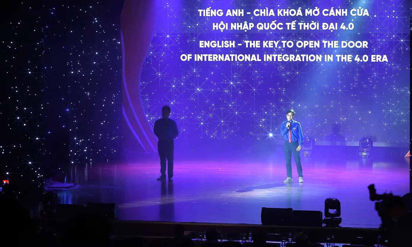 Anh Đàm Minh Khôi và Ngô Minh Kiên (thí sinh cuộc thi Tranh biện tiếng Anh năm 2022) hùng biện về chủ đề "Tiếng Anh - Chìa khóa mở cánh cửa hội nhập quốc tế thời đại 4.0". Ảnh: Xuân Tùng