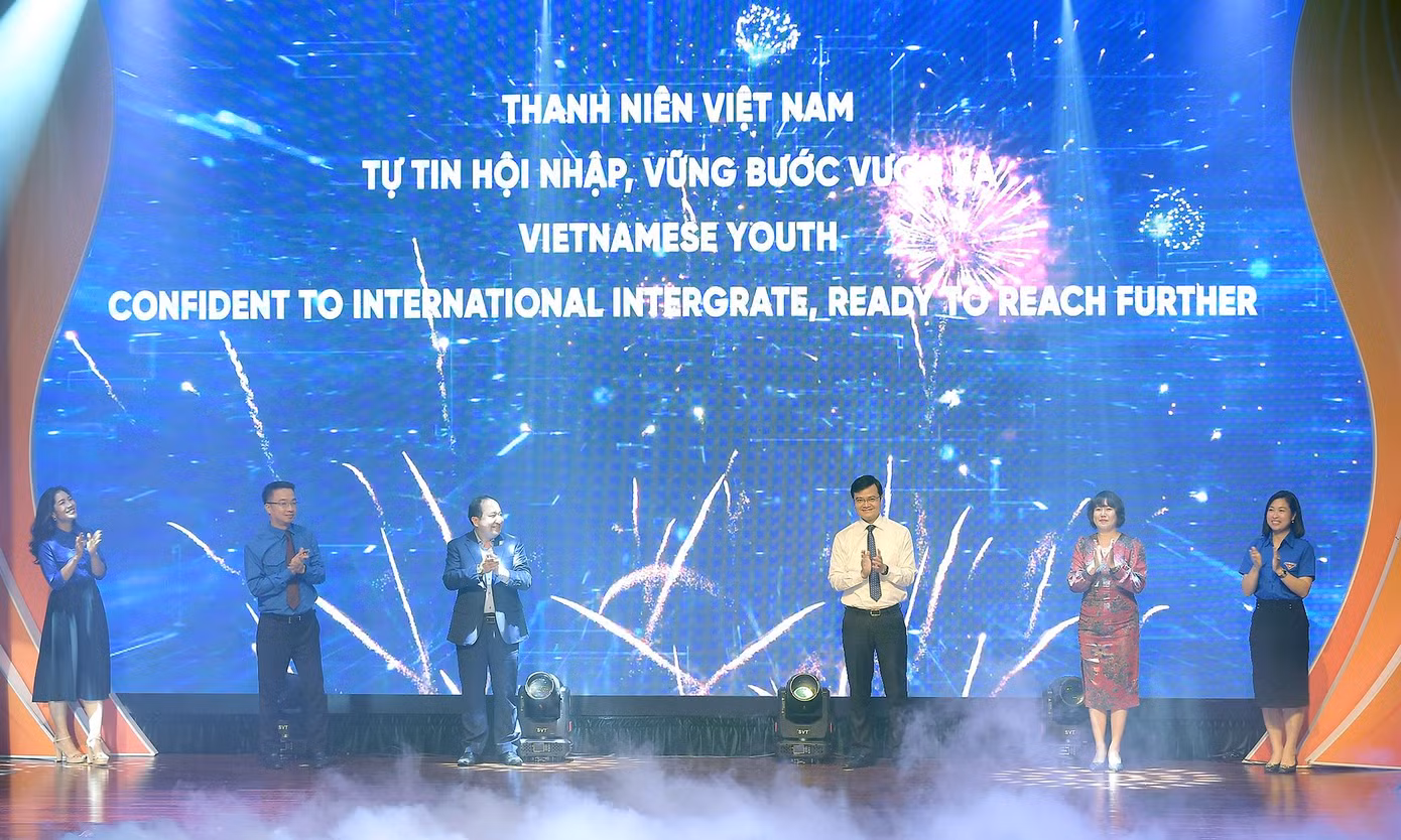 Anh Bùi Quang Huy (thứ ba từ phải sang) cùng các đại biểu thực hiện nghi thức khởi động tương lai mới của Đề án nâng cao năng lực ngoại ngữ cho thanh niên. Ảnh: Xuân Tùng