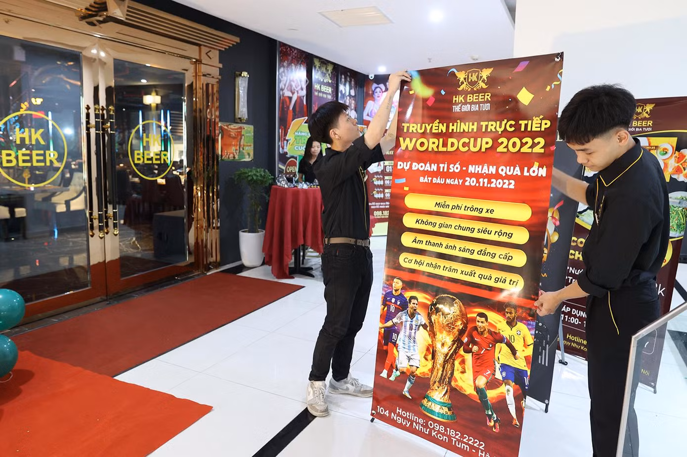 Panô, băng - rôn cổ vũ cho World Cup 2022 được các nhân viên đặt trước nhà hàng