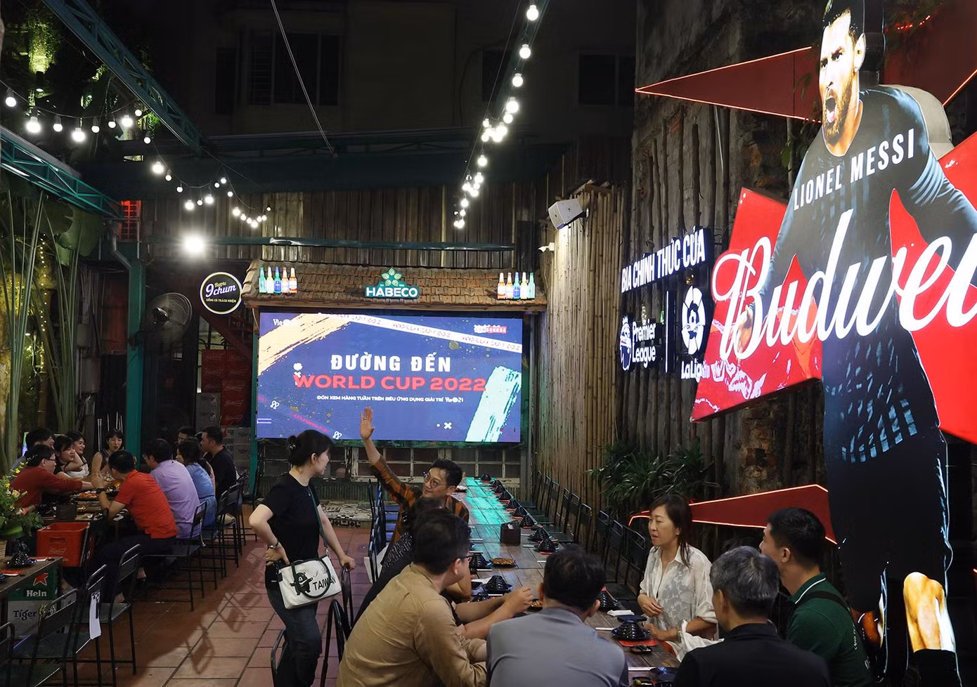 Bên trong một nhà hàng trên phố Thợ Nhuộm, quận Hoàn Kiếm với màn hình 300 inch phục vụ bóng đá