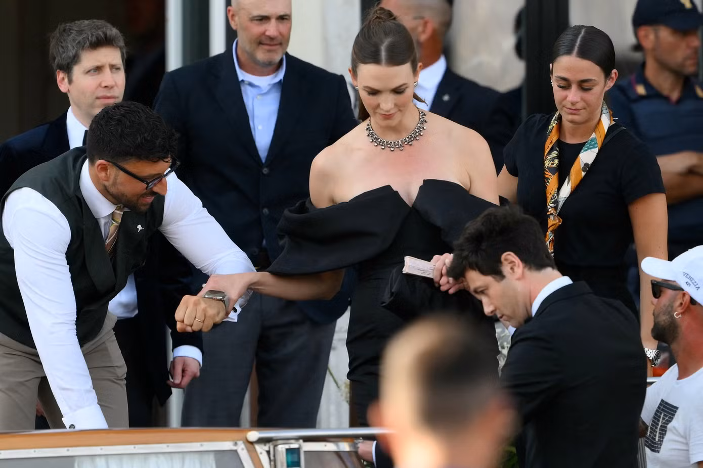 Em dâu Ivanka, Karlie Kloss chọn phong cách quý phái, cổ điển với váy trễ vai đen. Ảnh: Getty Images.