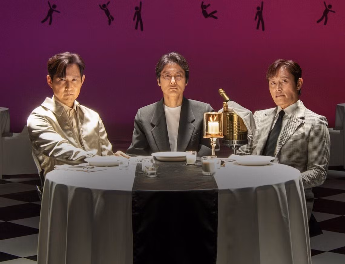 Đạo diễn Hwang Dong Hyuk ngồi lại với Lee Jung Jae và Lee Byung Hun bàn về kết thúc của Squid Game. Ảnh: Netflix.
