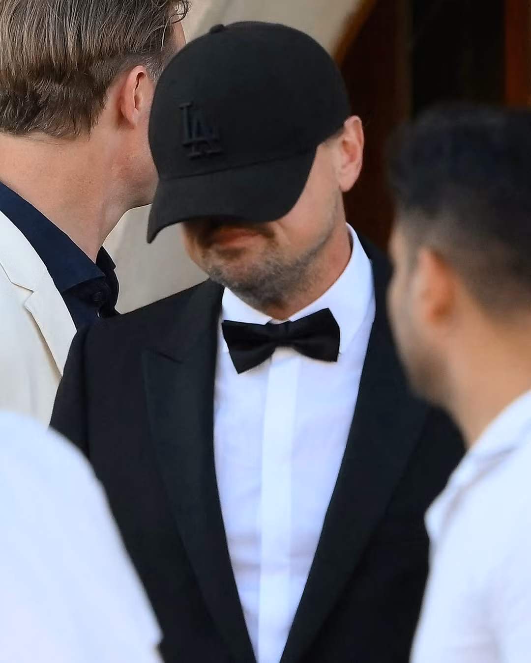 Leonardo Dicaprio và bạn gái Vittoria Ceretti diện đồ đen "ton-sur-ton". Ảnh: Vogue.