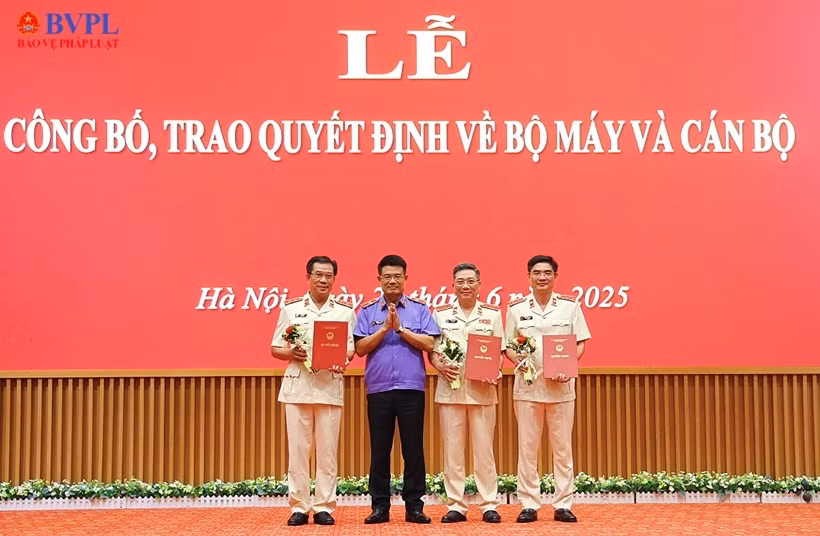 Đồng chí Nguyễn Huy Tiến, Viện trưởng VKSND tối cao, trao các quyết định về thành lập Viện Công tố và Kiểm sát xét xử phúc thẩm tại Hà Nội, Đà Nẵng, TP HCM. Ảnh: BVPL.