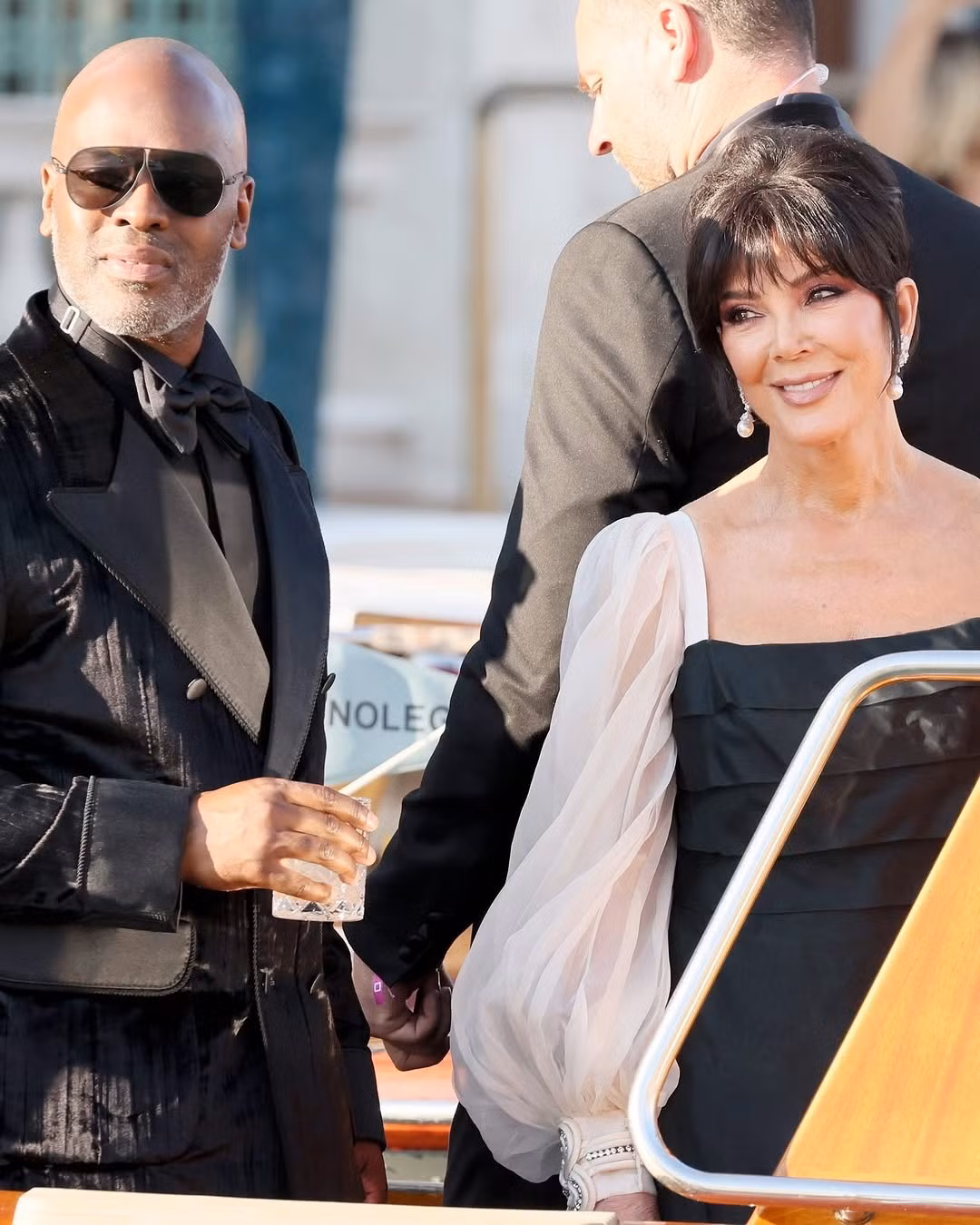 Bà Kris Jenner nền nã hơn với Valentino cổ điển. Đồng hành cùng bà là bạn trai kém tuổi Corey Gamble. Ảnh: Vogue.
