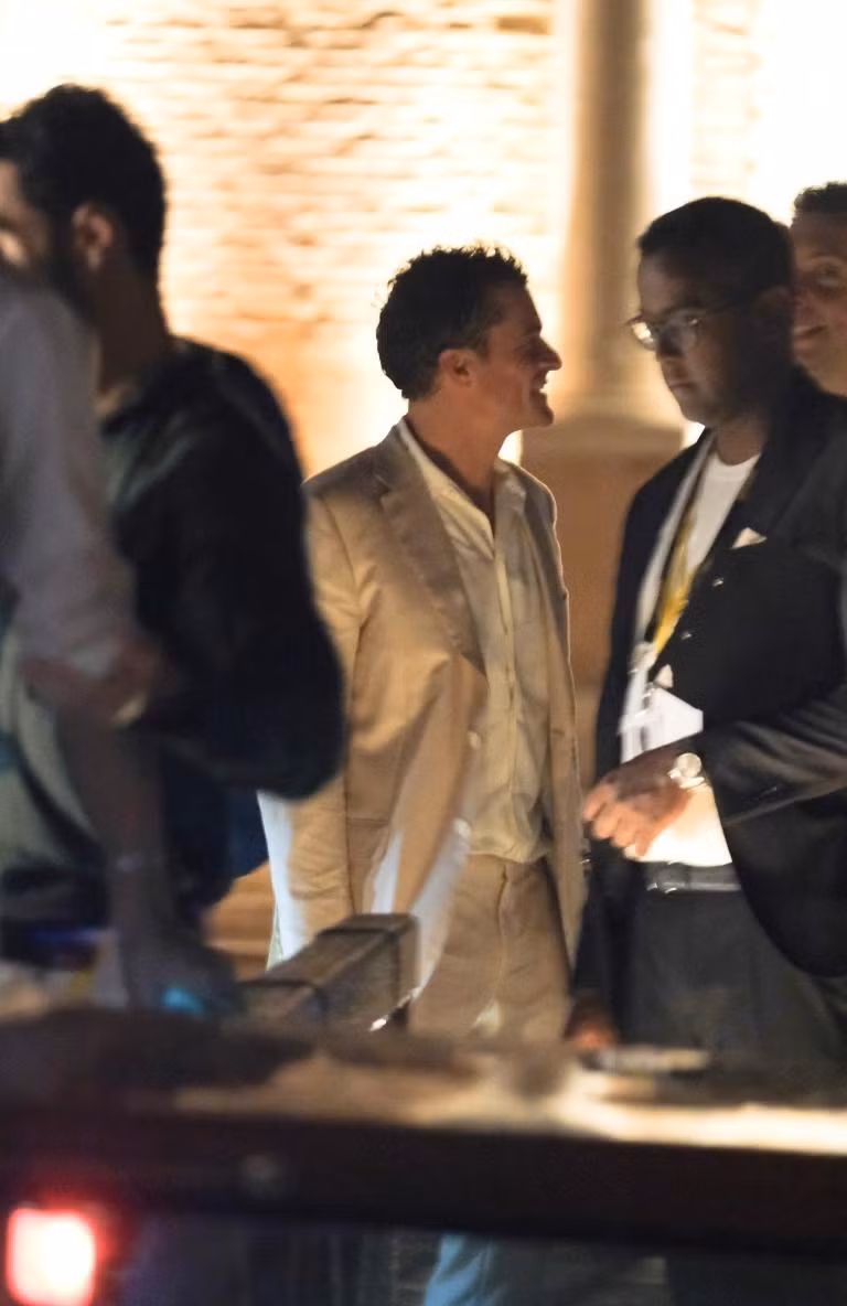 Bà hoàng truyền thông Oprah Winfrey và tài tử Orlando Bloom được nhìn thấy cười vui vẻ. Hôn lễ thế kỷ của tỷ phú Bezos phải liên tục đối mặt với rắc rối. Trước đó là làn sóng biểu tình phản đối của người dân Venice. Ảnh: BackGrid.