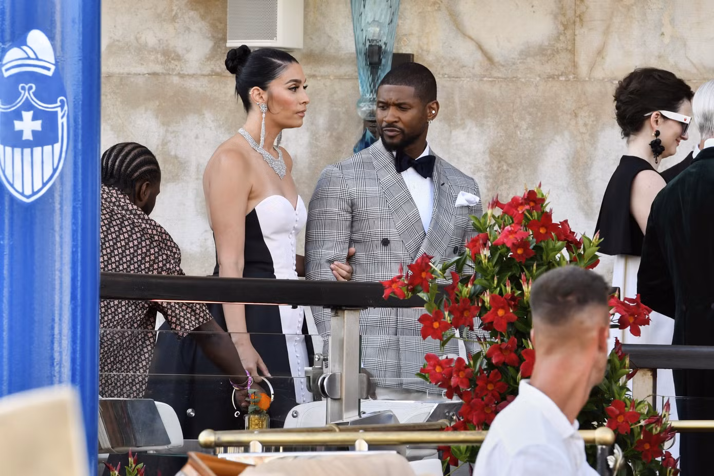 Ca sĩ Usher và vợ Jennifer Goicoechea. Ảnh: AP.
