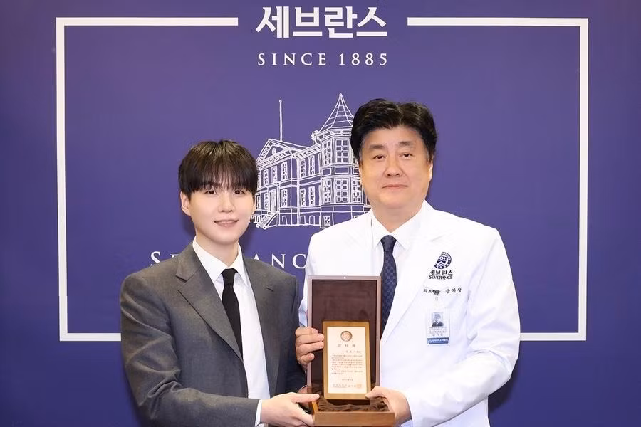 Suga trao 5 tỷ won tiền quyên góp cho Bệnh viện Severance.