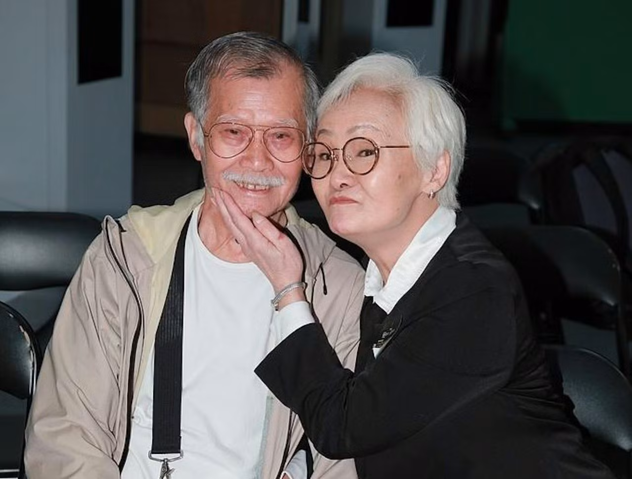 Ông Đường Giai nổi tiếng trong showbiz xứ Cảng Thơm là yêu vợ.