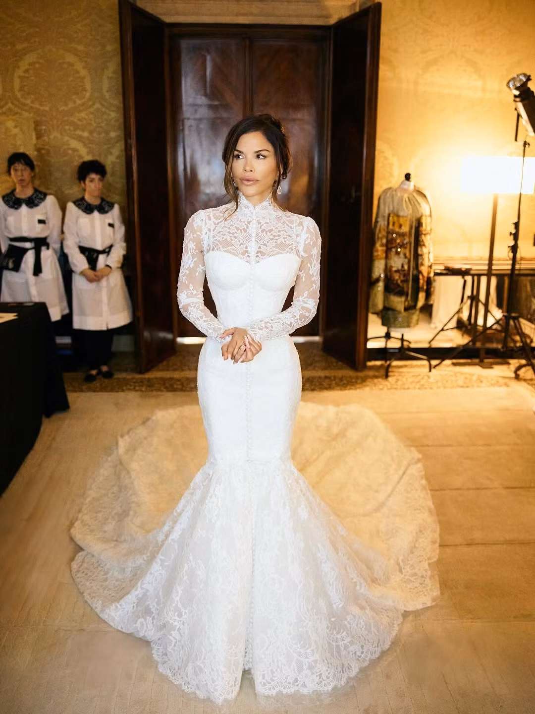 Lauren Sánchez cho biết trang phục lấy cảm hứng từ váy cưới ren cổ cao mà Sophia Loren khi kết hôn trong bộ phim Houseboat năm 1958. “Ý tưởng chuyển từ ’Tôi muốn chiếc váy hiện đại, gợi cảm, đơn giản’ thành ‘Tôi muốn thứ gì đó gợi lên khoảnh khắc’ và nơi tôi đang ở hiện tại. Tôi khác so với 5 năm trước. Tôi nghiên cứu hình ảnh cô dâu vào những năm 1950 và tôi thấy Sophia Loren… Thế là xong. Đó là chiếc váy tôi muốn”, nhà báo 6X nói. Ảnh: Vogue.