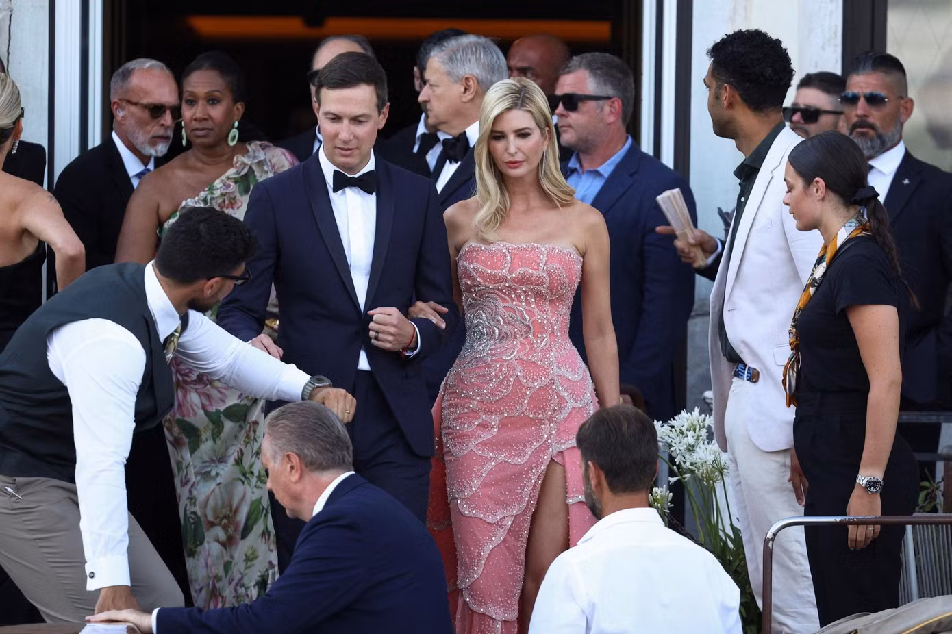 Lễ thành hôn cũng chứng kiến màn khoe sắc của dàn mỹ nhân hạng A. Ivanka Trump diện chiếc váy quây xẻ tà màu hồng của Tony Ward. Cô được thấy khoác tay chồng Jared Kushner, mặc vest cài nơ kiểu cổ điển, xuống taxi nước di chuyển đến địa điểm tổ chức hôn lễ. Ảnh: Reuters.