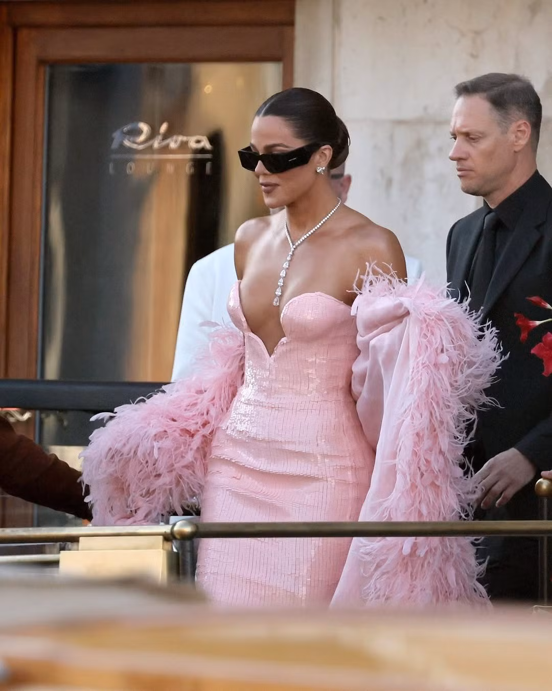 Kim Kardashian (mặc đồ Versace cổ điển) và Khloé Kardashian (mặc đồ Tamara Ralph Couture) gợi cảm. Ảnh: Vogue.