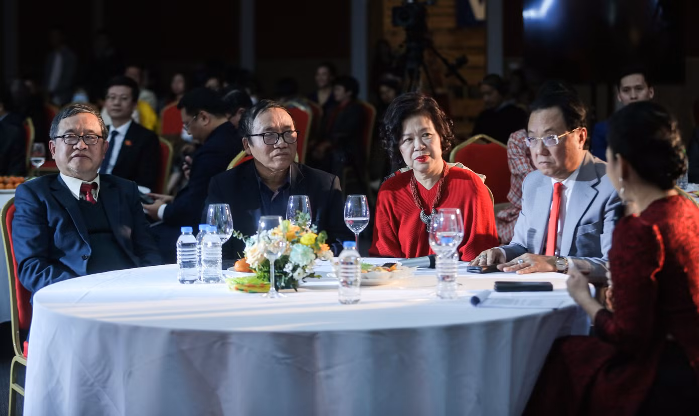 Các vị khách mời từ trái sang phải Nhà báo Trịnh Bá Ninh, nhà thơ Trần Đăng Khoa, Nhà báo Vĩnh Quyên, nhà thơ Hồng Thanh Quang