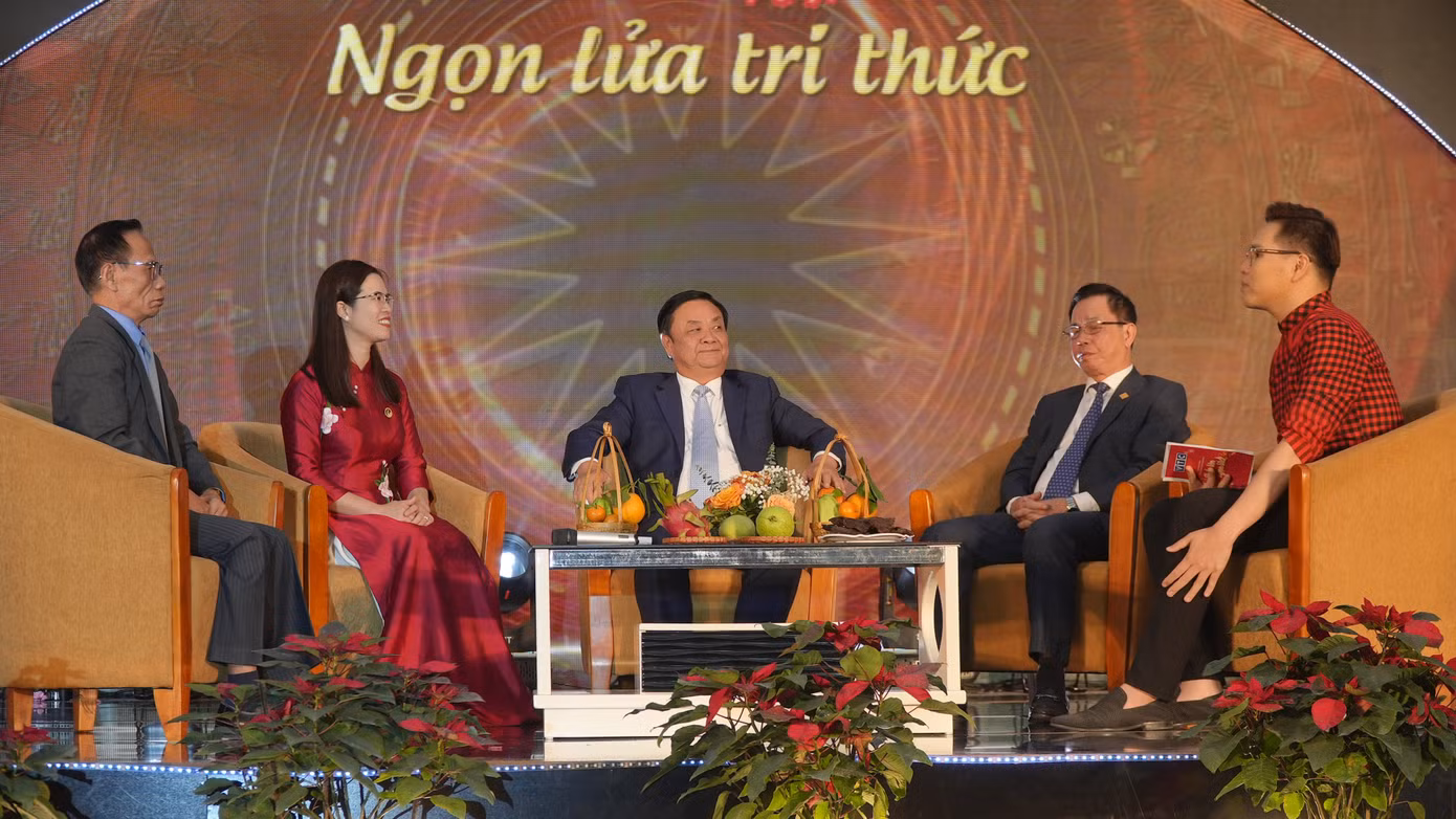 Bộ trưởng Bộ NN&amp;PTNT Lê Minh Hoan cùng các vị khách mời chia sẻ về câu chuyện tri thức hóa nông dân